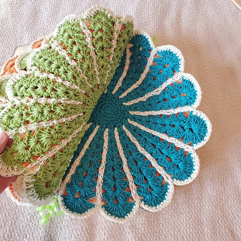 Thro‎ New York Crochet Flower Placemats Set of 4 Multicolor 15 Inch Round Retro
